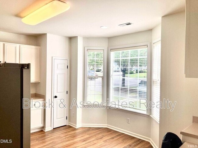 Photo - 803 Knightsborough Way