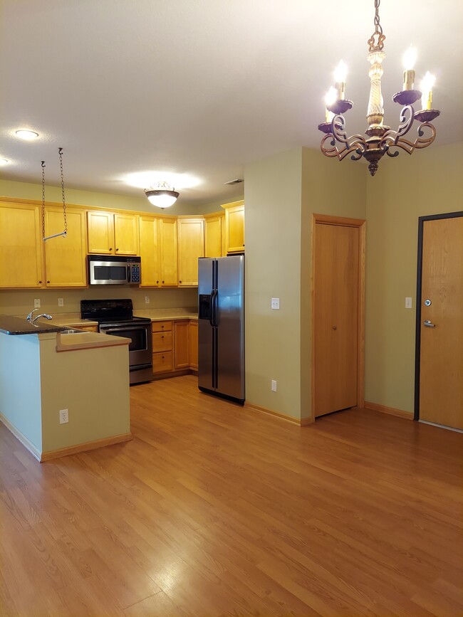 Building Photo - 2425 Aspen Rd Unit 003