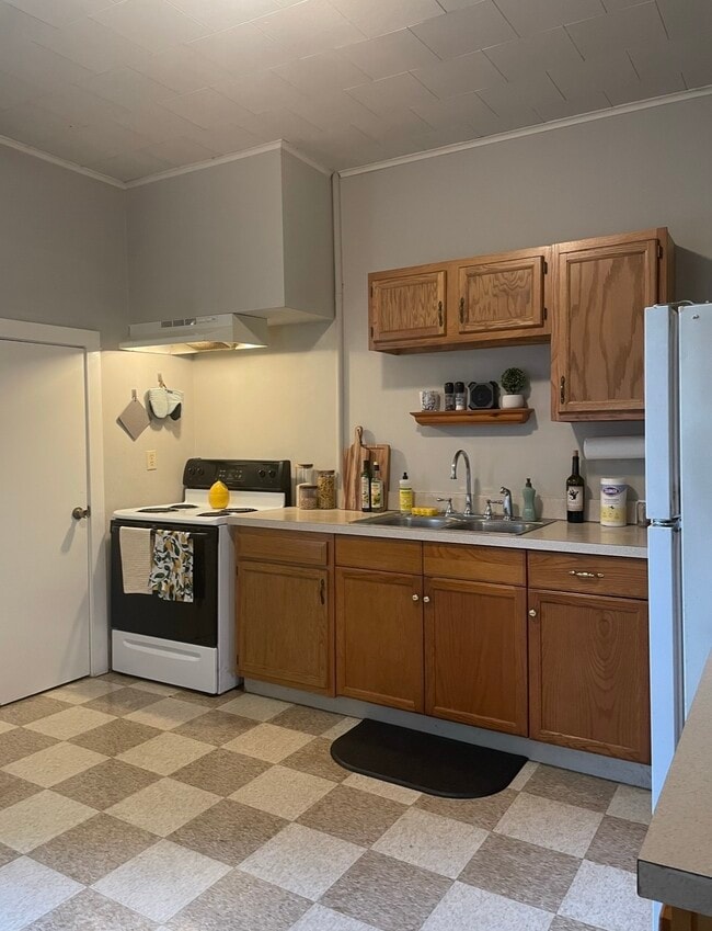 kitchen - 137 E Lemon St Unit #1