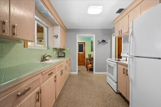 Photo - 440 Jupiter Ln