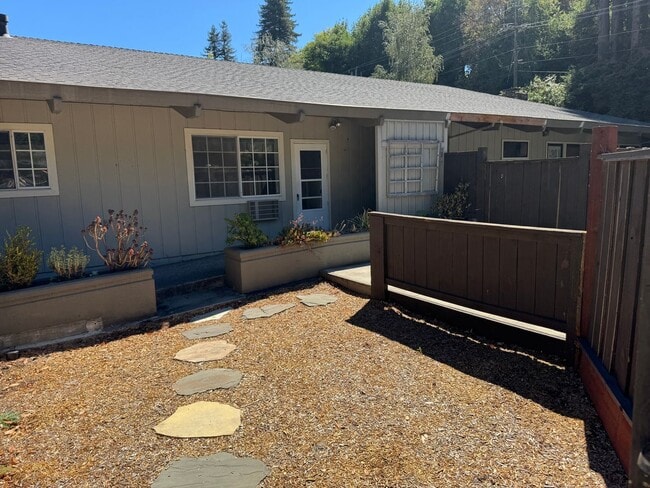 Building Photo - Available NOW - Office space and/or storag... Unit C Rental