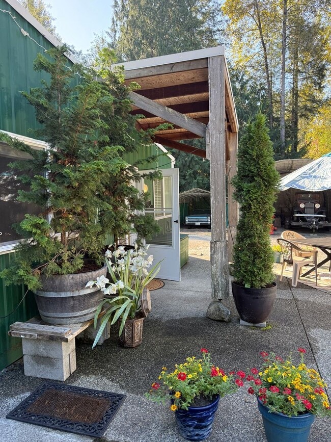 Building Photo - 1 Bed 1.5 Bath MIL with Secure Gate Entrance Rental