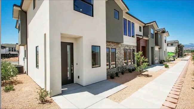 Newer End Unit Townhome in Woodland Estates - Newer End Unit Townhome in Woodland Estates