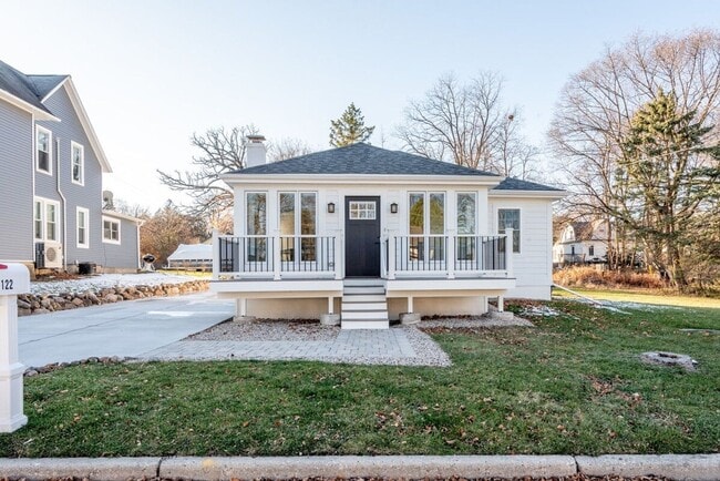 Building Photo - Williams Bay Pet-Friendly Furnished Home A...