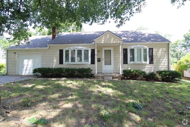 Building Photo - 2 Bedroom 1 Bath House In Overland Park