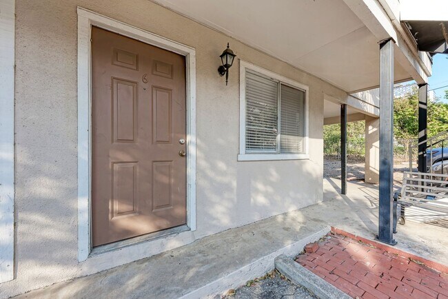Photo - 2 month lease cute 1-1 blocks from campus ...