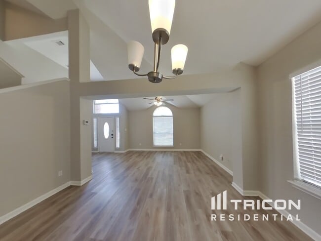 Photo - 1106 Castleman Dr