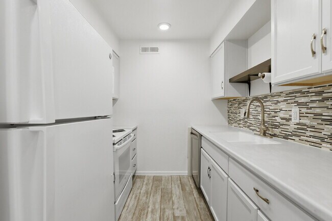Photo - $1,495.95 - 1 Bed, 1 Bath Condo in Denver with In Unit Washer/Dryer and Central AC! Unit #16