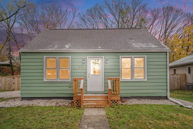 Building Photo - New Remodeled 3bed 1 bath home in Kalamazoo! Ask about our Deposit Free Leasing!!