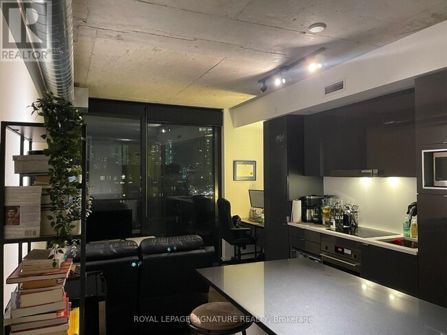 Photo - 21 Lawren Harris Square Unité 806