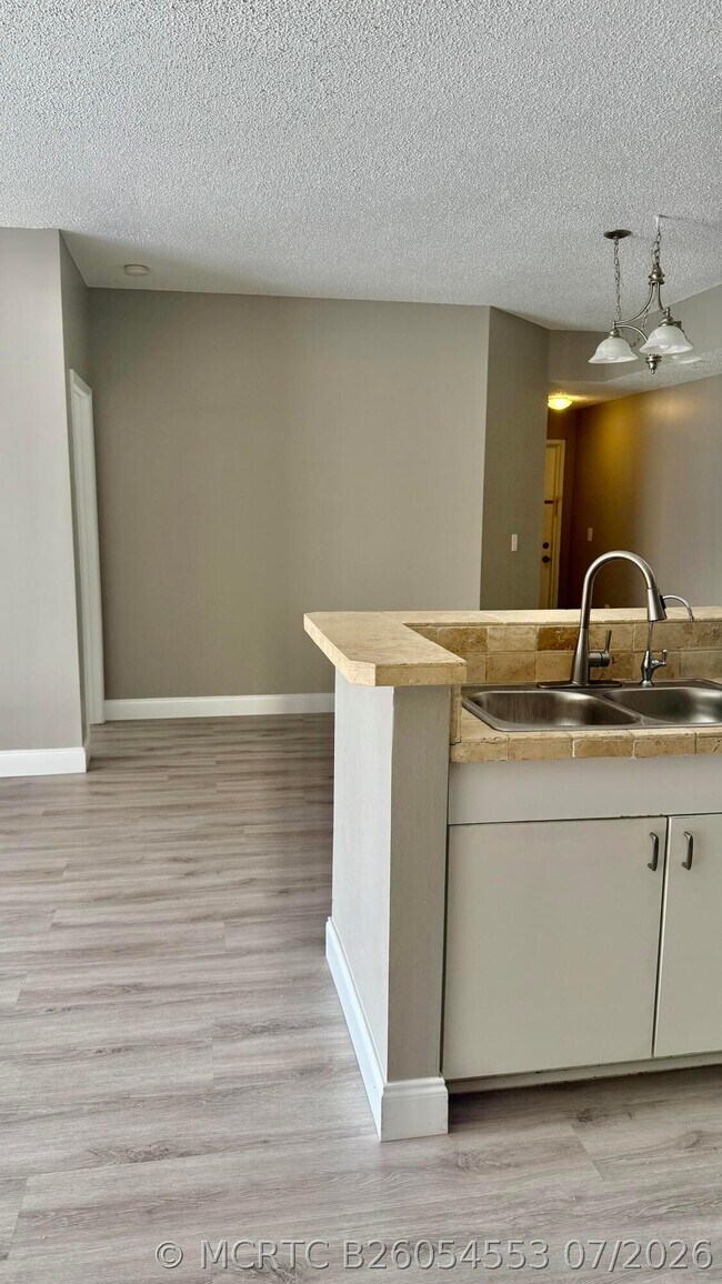 6952 SW 39th St Unit C202