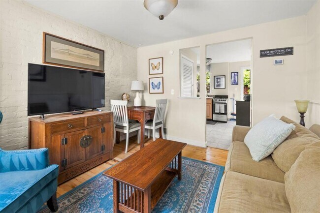 Photo - 310 Millers Ct NE