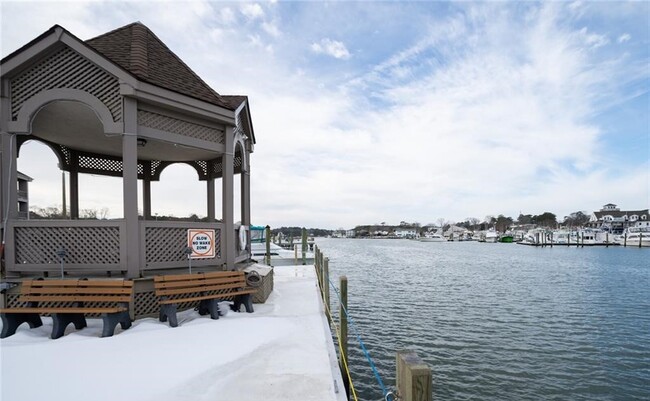 Photo - 423 Harbour Point