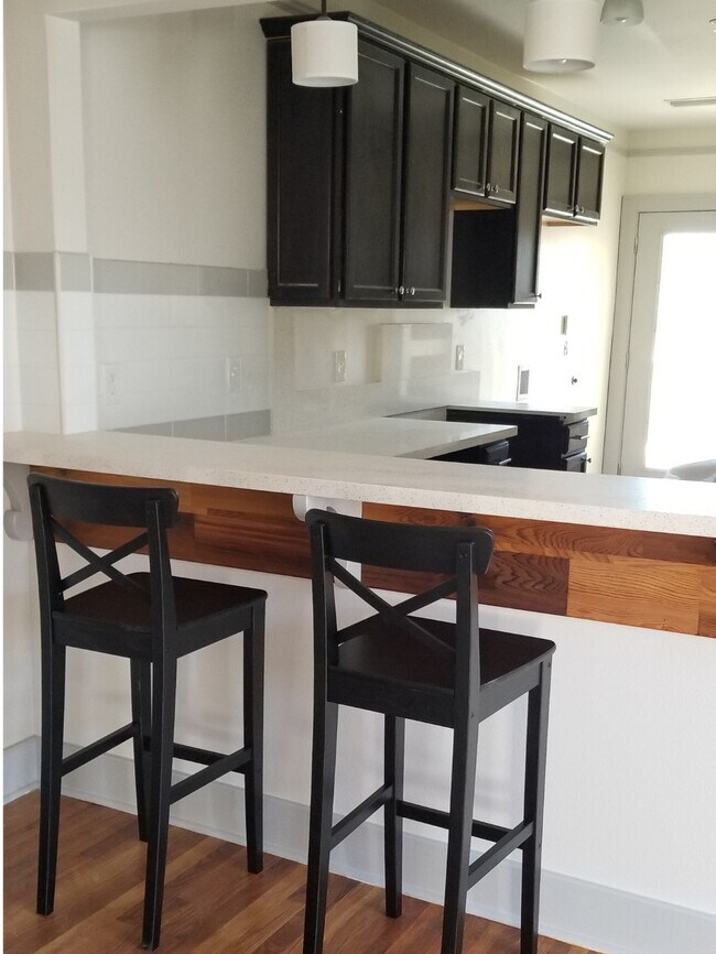 Breakfast Bar - 1415 Center St Unit 4