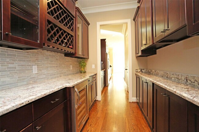 Photo - 1611 Wakefield Dr