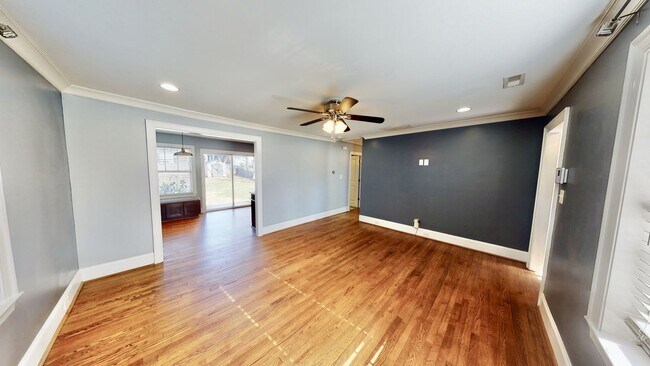 Photo - 2014 Roslyn Ave