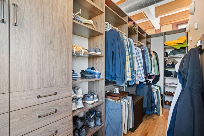 Vestidor - 215 W Maple St Unidad 312