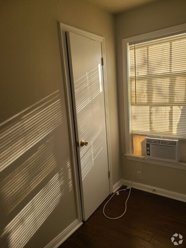 Building Photo - 1505 Alamo Ave Unit 2 Rental