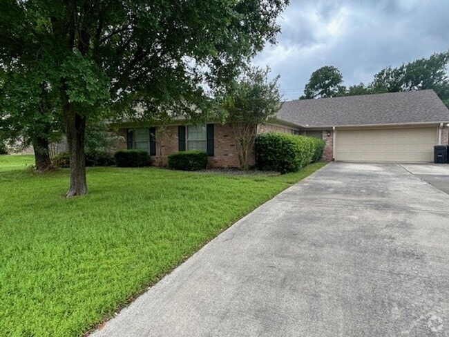 Building Photo - Spacious Midway ISD Home