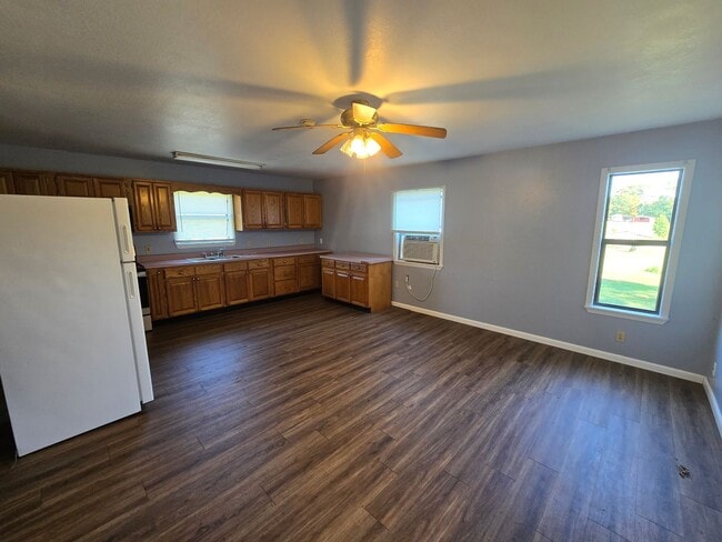 Building Photo - 1 Bed/ 1 Bath Duplex • Partial Utilities Included • Desha