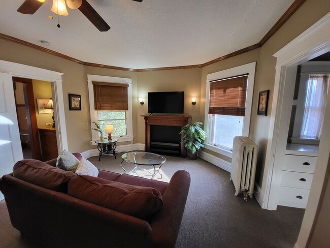 Photo - AVAILABLE June - Beautiful 1 Bed 1 Bath - ELECTRIC INCLUDED! Unidad 2A