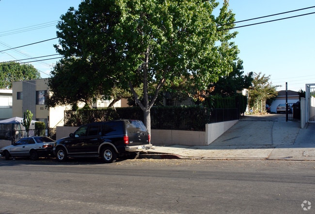 Building Photo - 821-825 Victor Ave