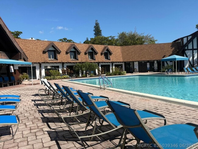 3660 Inverrary Dr Unit 1b
