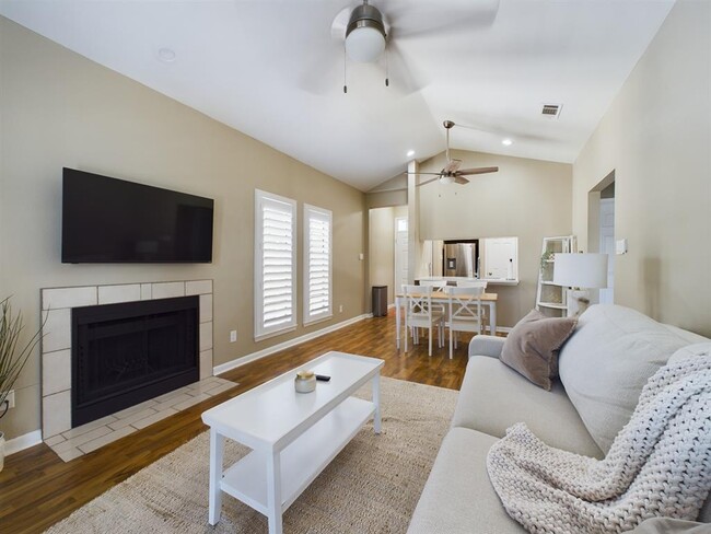 Building Photo - 711 W 21st St Unit 304