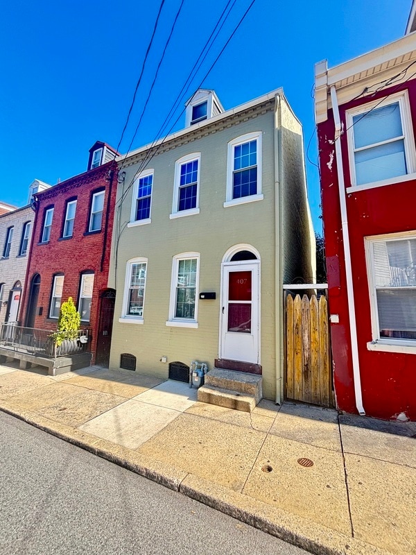 Building Photo - 407 E Strawberry St Rental
