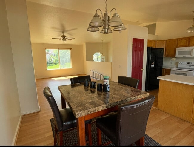 Photo - 854 Pioneer Ave