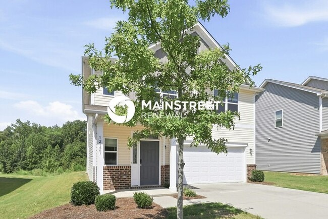 Photo - 3 Bedroom Pet-Friendly Home in Charlotte, NC with Main Street Renewal