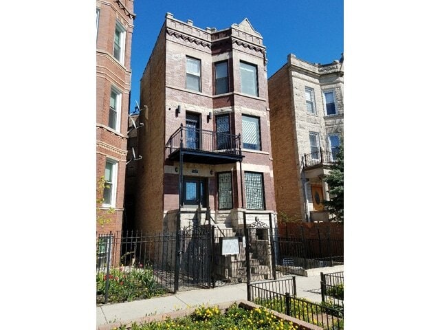 Building Photo - 1437 N Washtenaw Ave Unit 3