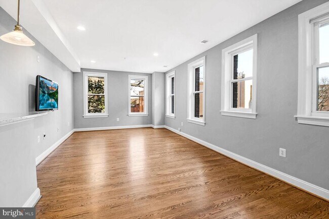 Building Photo - 1840 Vernon St NW Unit 206