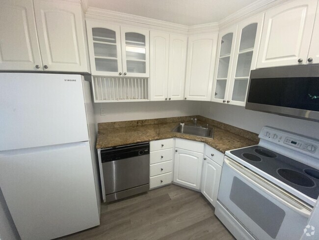 Building Photo - 211 Lake Ave Unit 4 Rental
