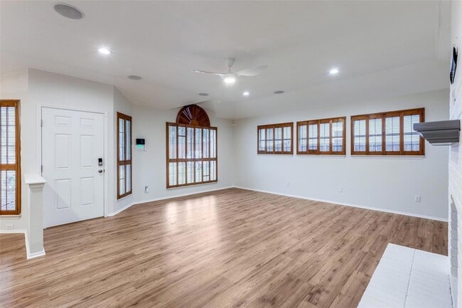 Photo - 900 Angleton Cove