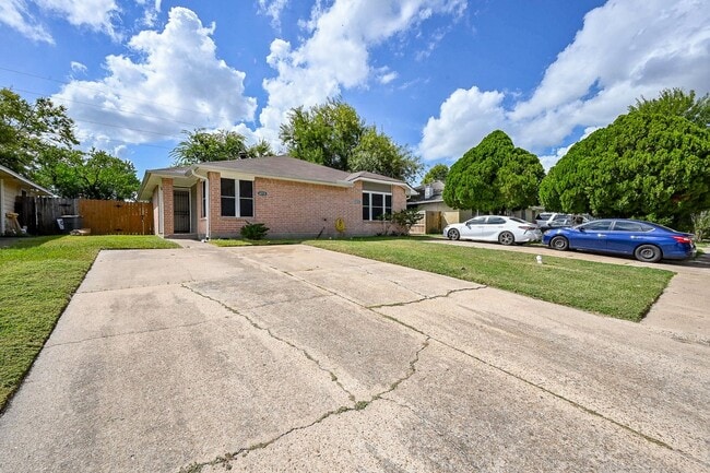 Building Photo - Charming 2 beds/2 baths duplex with privat... Rental