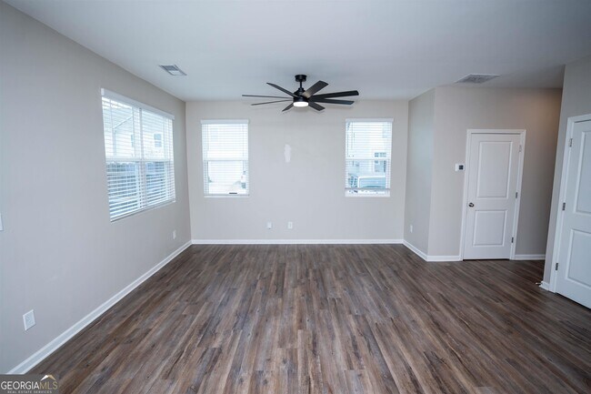 Photo - 249 Grand Central Wy