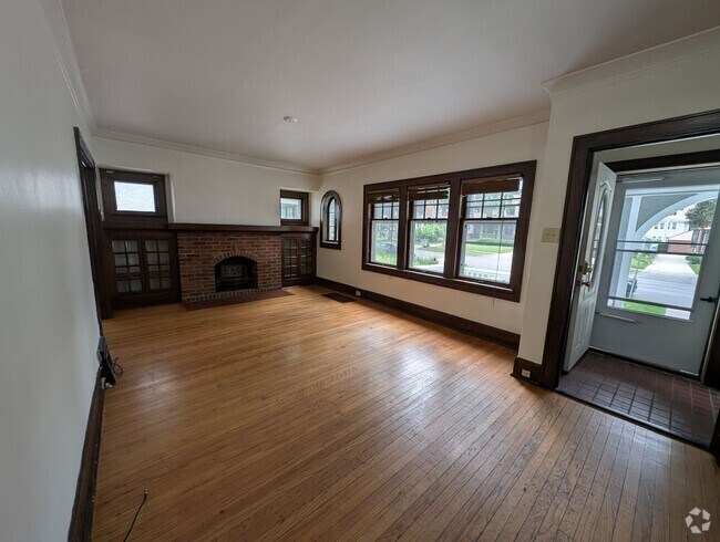 Building Photo - 2858-2858 N Maryland Ave Rental