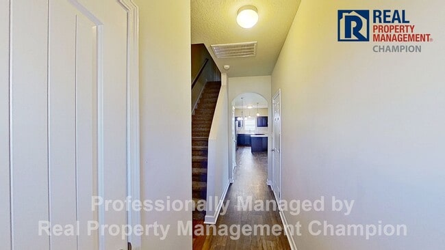 Photo - Beautiful Townhome with Open Floorplan and...