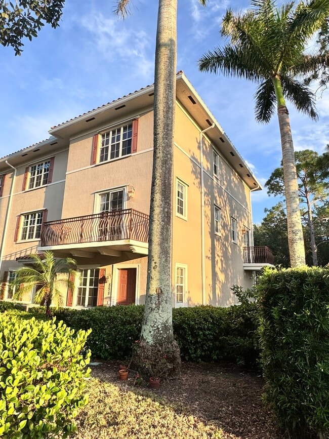 Corner unit - 898 University Blvd Townhome