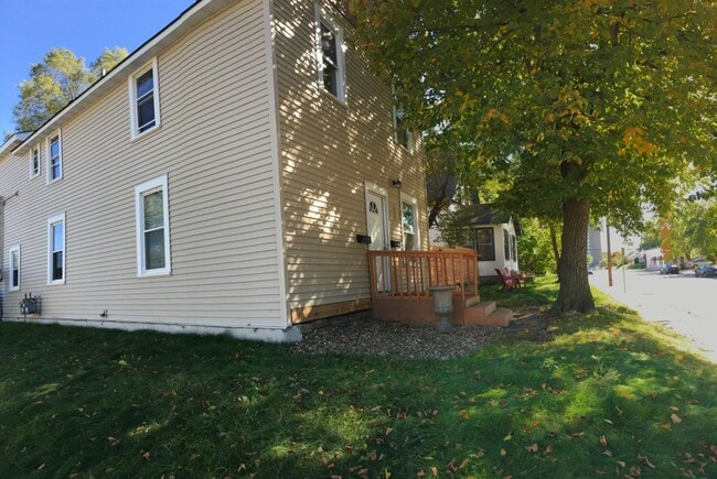 The property is near the bus line to Downtown - hop on and get to work in a snap. - 1927 Washington Street Northeast Casa Adosada