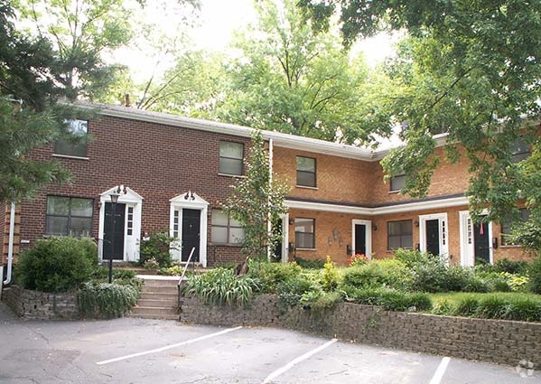 Building Photo - Courtyard Townhouse Apartments