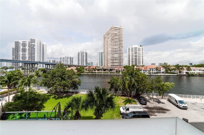 19390 Collins Ave Unidad 419
