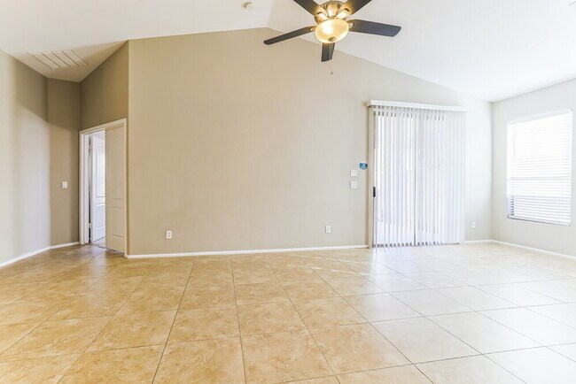 Photo - 672 E Lovegrass Dr