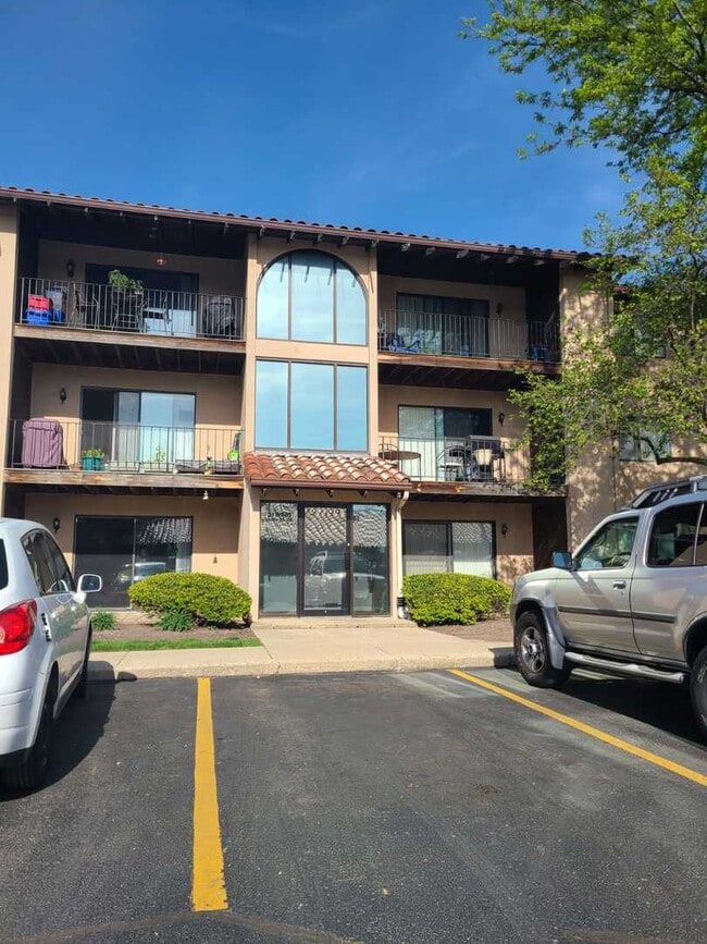 Building Photo - 21W581 North Ave Unit 36