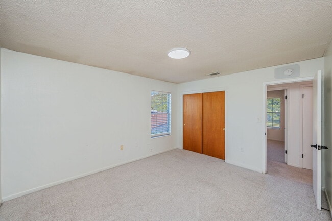 Photo - 322 Kathleen Pl NW