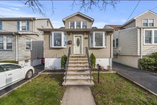 Building Photo - 838 Roosevelt Ave