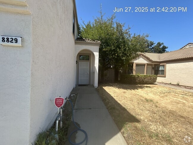 Building Photo - Spacious 2 Story Home!
