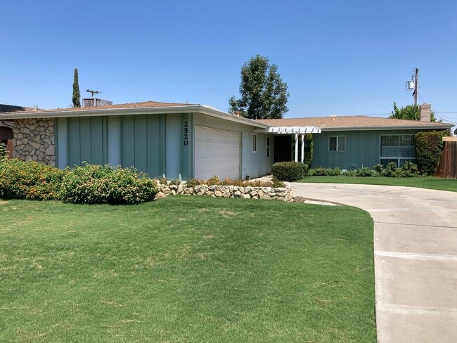 Building Photo - Charming Bakersfield Home with Modern Upgr...