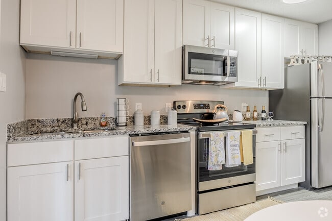 2BR, 2BA - 930SF - Kitchen
